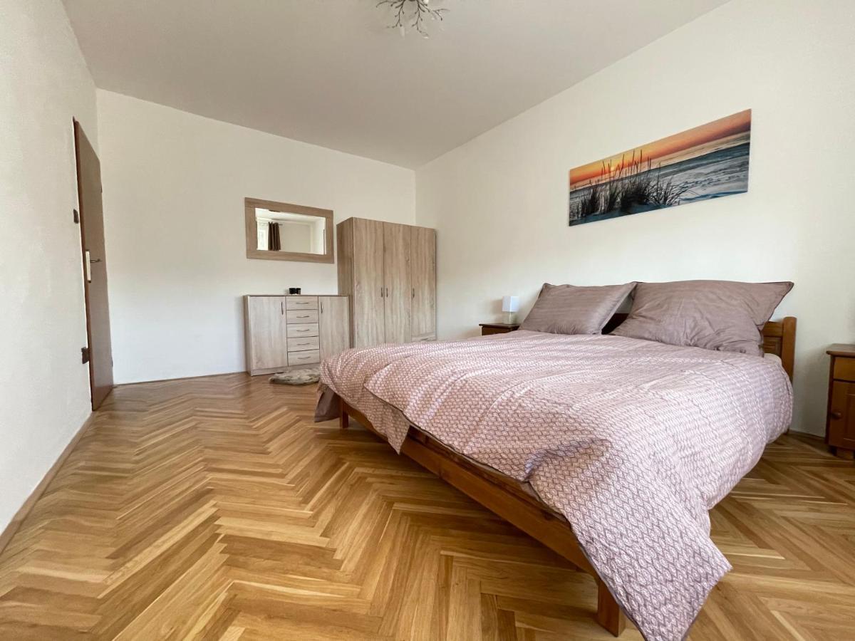 Apartman Jnj Velkomoravska 올로모우츠 외부 사진